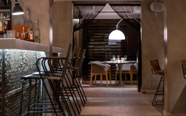 ¿Cómo optimizar el diseño de tu bar para atraer más clientes?